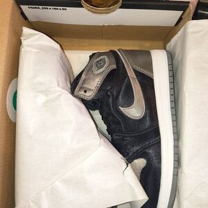 Jordan 1 Retro High OG in Black and Medium Grey